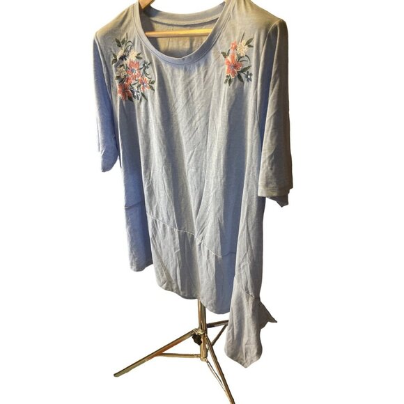 Lane Bryant Light Blue Floral Round Neck Asymmetrical Hem Top Sz 22 - Picture 4 of 7